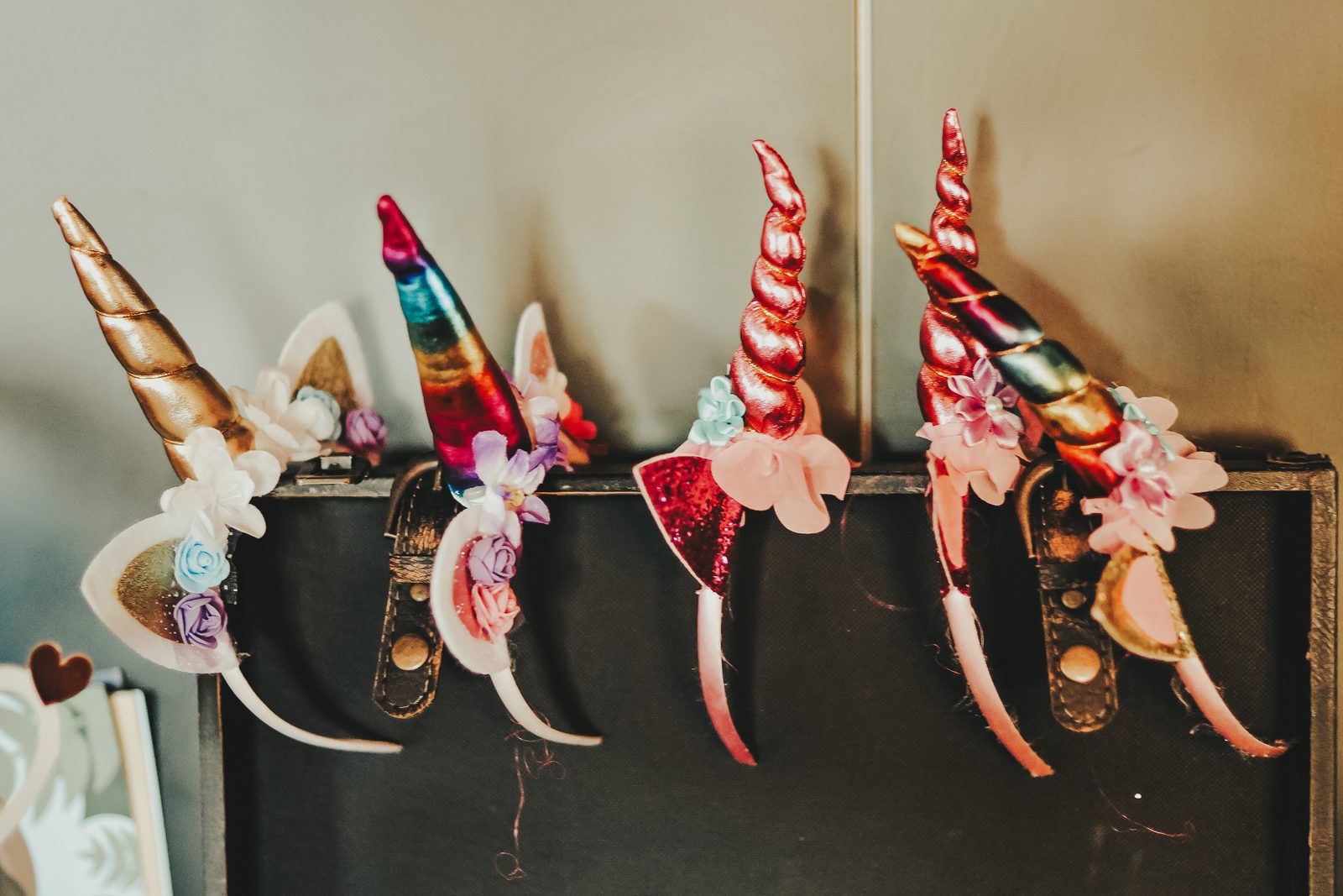 Bunte Einhorn-Haarreifen als Fotobox-Requisiten