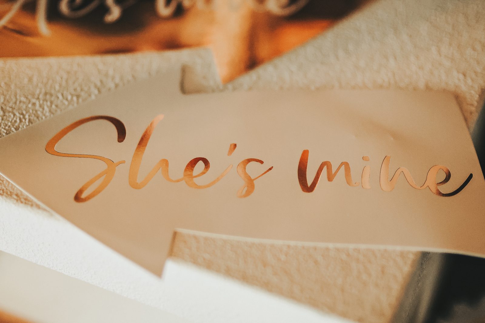 Fotobox-Schild She's mine in Roségold