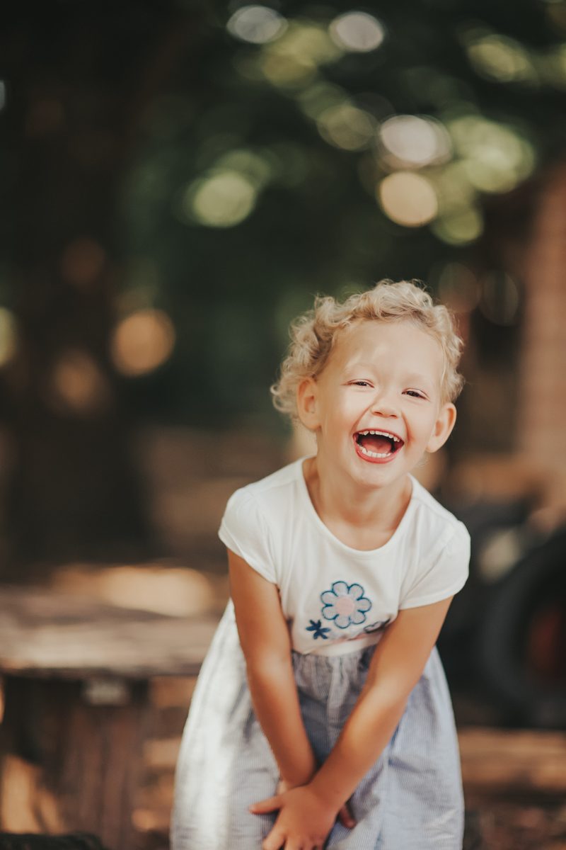Lachendes Kind beim Kindergarten-Fototag