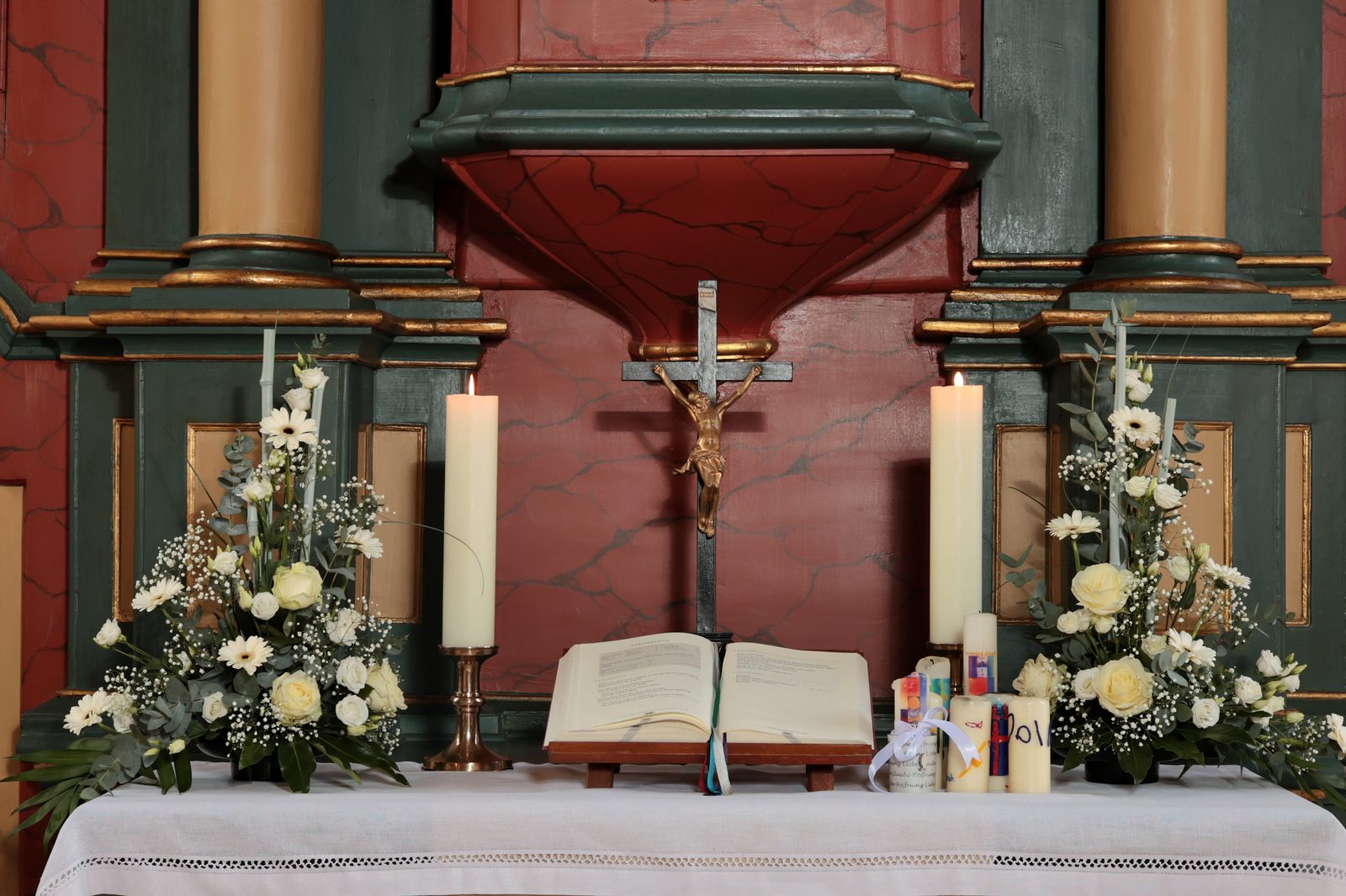 Festlich geschmückter Altar zur Konfirmation mit Kerzen und Blumen