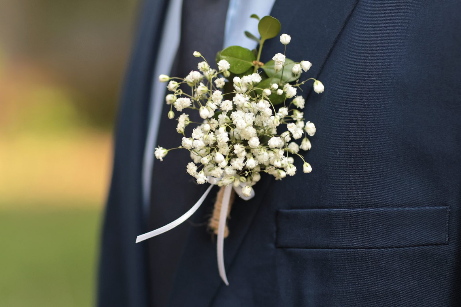 Ansteckblume mit Schleierkraut am Anzug zur Konfirmation