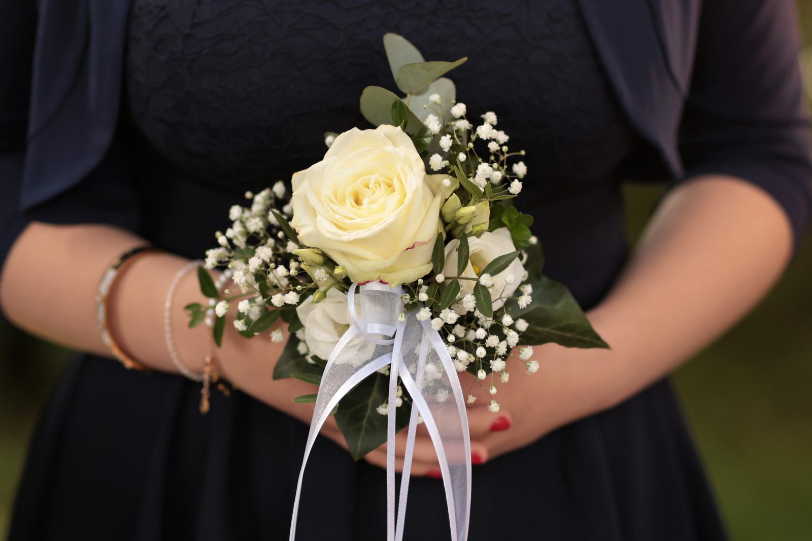 Blumenarmband mit weißer Rose zur Konfirmation