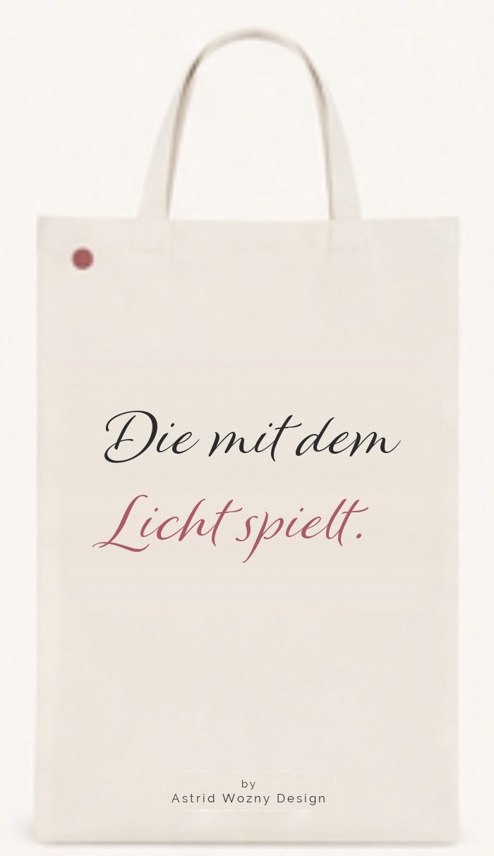 Baumwolltasche mit Schriftzug: Die mit dem Licht spielt